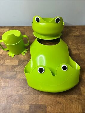 ✨2/$15✨ Green Frog Silicone Bib & Feeding set + FREE Chicco Feeding Set